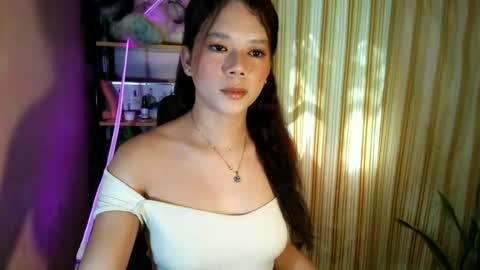 Snapshot of _urpetitegirl chatting on June 2026 01:29:01 AM _urpetitegirl online show from June 2026 01:29:01 AM