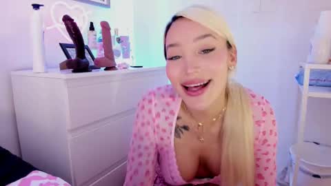 Snapshot of _viioletweekend_ chatting on February 2025 12:08:02 AM online show from February 2025 12:08:02 AM