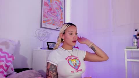 Snapshot of _viioletweekend_ chatting on March 2025 05:29:01 PM online show from March 2025 05:29:01 PM