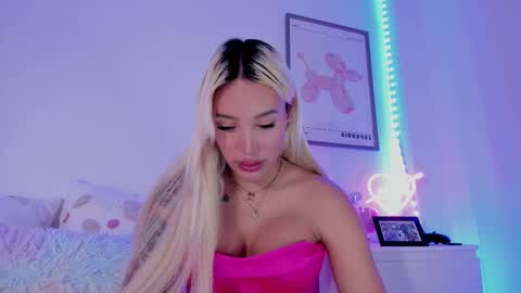 Snapshot of _viioletweekend_ chatting on March 2025 09:03:02 PM online show from March 2025 09:03:02 PM