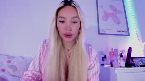 Snapshot of _viioletweekend_ chatting on March 2025 12:07:01 AM online show from March 2025 12:07:01 AM