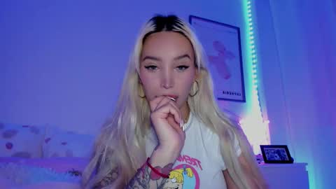 Snapshot of _viioletweekend_ chatting on March 2025 09:35:01 PM online show from March 2025 09:35:01 PM