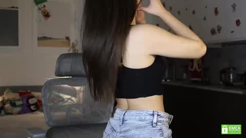 Snapshot of _whoareu_ chatting on December 2025 12:22:01 PM Kristina online show from December 2025 12:22:01 PM