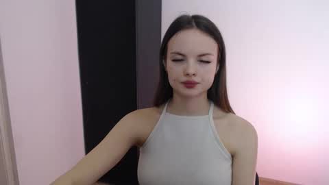 a_ariella_ online show from October 2025 01:44:01 PM