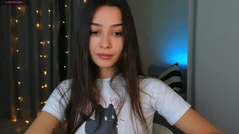 Snapshot of a_p_p_l_e chatting on January 2025 02:51:02 AM Mila and Jess online show from January 2025 02:51:02 AM