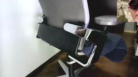 Snapshot of aaron1_show chatting on March 2025 05:50:01 PM Aaron online show from March 2025 05:50:01 PM