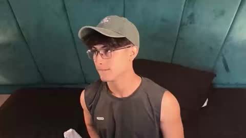 Aaron Ezequiel online show from April 2026 12:43:01 PM