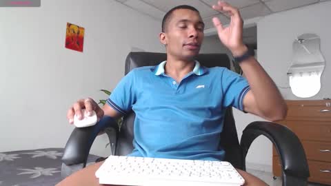 Snapshot of aaronblack1_ chatting on November 2025 02:43:02 PM Heyy my name is Aaron online show from November 2025 02:43:02 PM