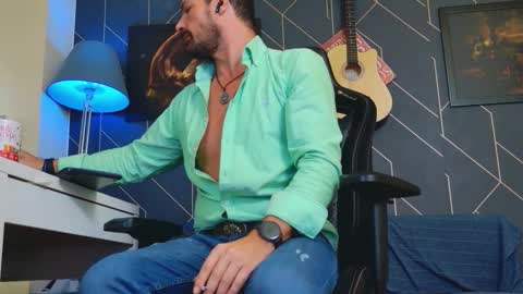 Snapshot of aaronbomer chatting on September 2025 06:37:01 AM Aaron online show from September 2025 06:37:01 AM