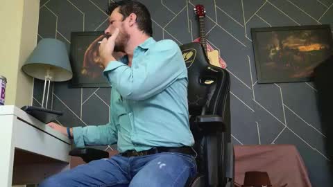 Aaron online show from December 2025 08:00:02 AM