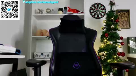 Snapshot of aaronlegend chatting on December 2025 09:11:01 PM Aaron online show from December 2025 09:11:01 PM