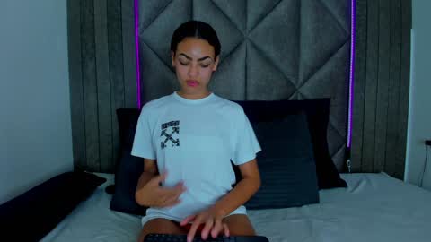 Snapshot of aashleytaylor chatting on January 2025 07:39:02 PM AASHLEY online show from January 2025 07:39:02 PM