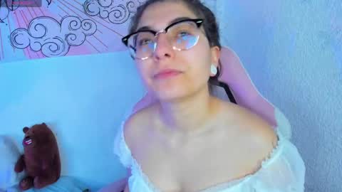 Snapshot of abbie_senjen chatting on May 2026 01:32:02 AM April online show from May 2026 01:32:02 AM