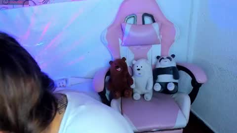 Snapshot of abbie_senjen chatting on May 2026 01:43:02 AM April online show from May 2026 01:43:02 AM