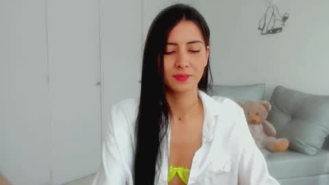 Laura  online show from December 2025 04:03:02 PM