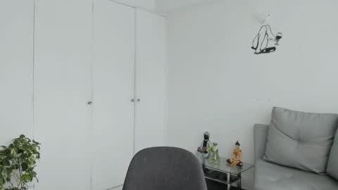 Laura  online show from April 2026 04:44:02 PM