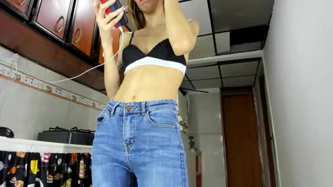 Snapshot of abbyhowlland chatting on December 2024 12:39:02 AM sara online show from December 2024 12:39:02 AM