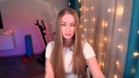 Snapshot of abigail_flex chatting on February 2025 07:23:01 PM Anna online show from February 2025 07:23:01 PM