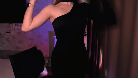 Snapshot of abigail_flex chatting on November 2025 08:18:01 PM Anna online show from November 2025 08:18:01 PM