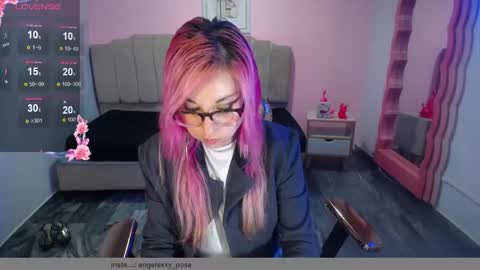 abril_ch_ online show from October 2025 10:52:02 AM