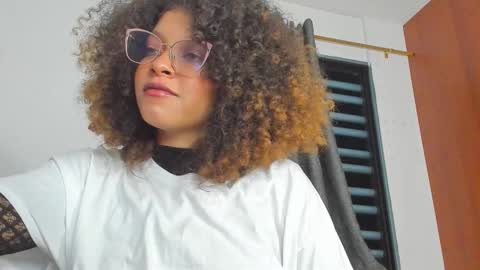 Snapshot of ada_gales_ chatting on November 2025 06:02:02 AM Isa online show from November 2025 06:02:02 AM