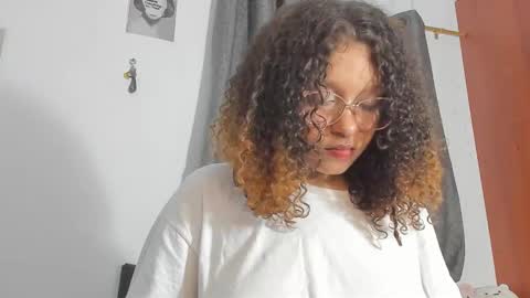 Snapshot of ada_gales_ chatting on November 2025 04:33:02 AM Isa online show from November 2025 04:33:02 AM