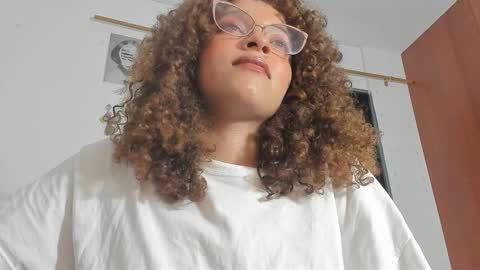 Snapshot of ada_gales_ chatting on December 2025 04:29:02 AM Isa online show from December 2025 04:29:02 AM