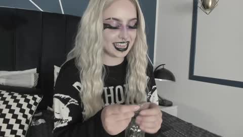 Snapshot of adeelinee chatting on January 2025 11:02:01 PM Ade online show from January 2025 11:02:01 PM