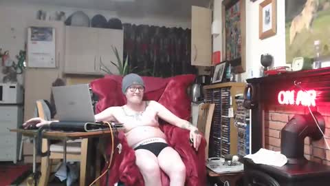 Snapshot of adinkerke53 chatting on December 2024 05:05:02 AM lizard keeper online show from December 2024 05:05:02 AM