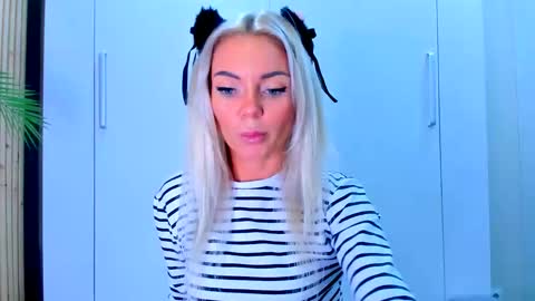 Adriana online show from September 2025 11:22:02 AM