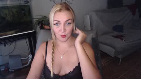 Adriana Paredes  online show from January 2025 11:56:02 AM