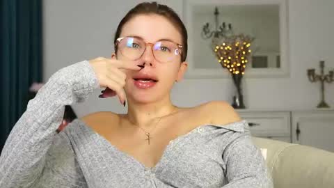 Snapshot of aelia_anara chatting on October 2025 04:21:02 AM Aelia online show from October 2025 04:21:02 AM