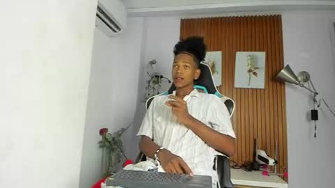 Snapshot of afrowayuu chatting on June 2026 05:26:02 PM afrowayuu online show from June 2026 05:26:02 PM