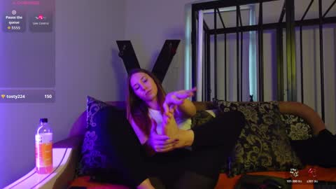 Snapshot of agelina_summer chatting on October 2025 01:18:01 PM Agelina Lilly Laura online show from October 2025 01:18:01 PM