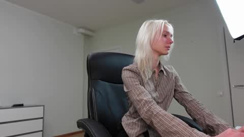 Snapshot of agelina_summer chatting on November 2025 05:35:01 PM Agelina Lilly Laura online show from November 2025 05:35:01 PM