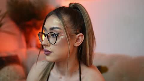 Snapshot of aileenaxa chatting on April 2026 08:40:02 PM Aileen online show from April 2026 08:40:02 PM