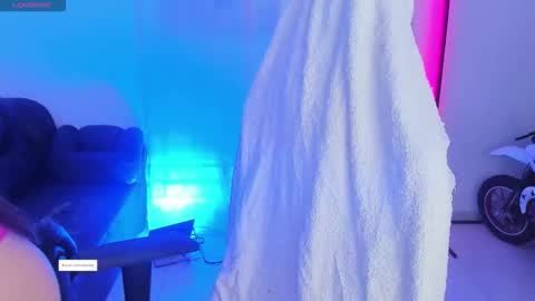 aishelyng20 online show from November 2025 05:24:02 PM