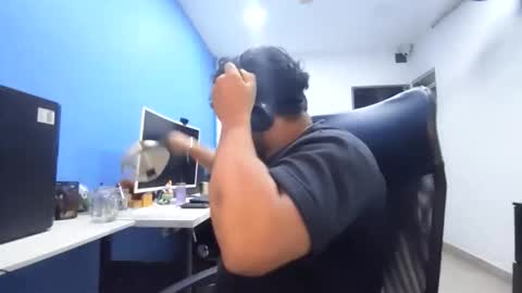 Esteban online show from December 2025 05:17:02 AM