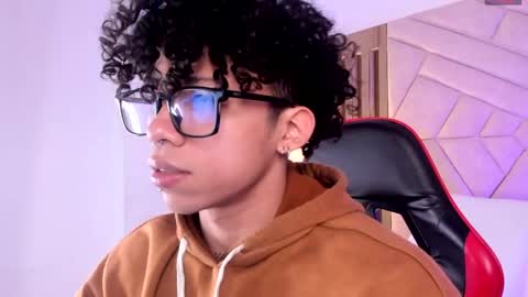 akazaboy online show from April 2026 04:33:02 AM