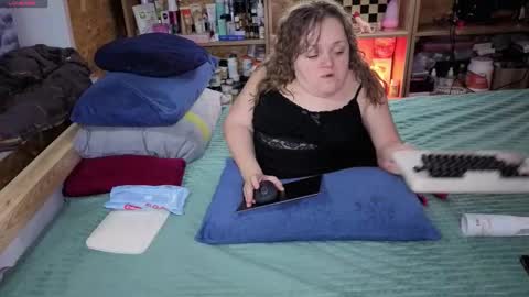 Snapshot of akindmodel chatting on December 2025 10:57:02 AM Natalie online show from December 2025 10:57:02 AM