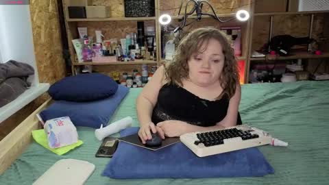 Snapshot of akindmodel chatting on December 2025 06:21:02 AM Natalie online show from December 2025 06:21:02 AM