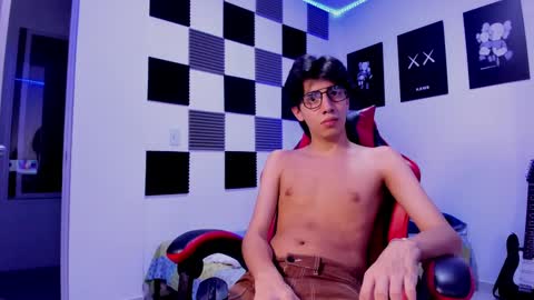 Snapshot of alan_boy01 chatting on October 2025 11:25:02 PM Alan Boy online show from October 2025 11:25:02 PM