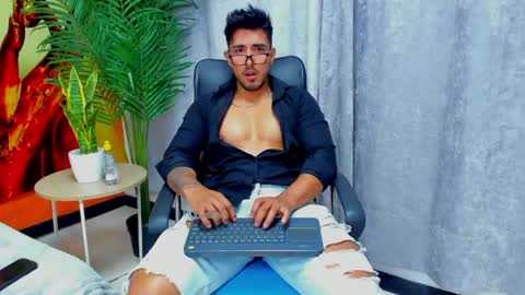 Snapshot of alan_greek_1 chatting on May 2026 05:09:02 PM Alan greek online show from May 2026 05:09:02 PM