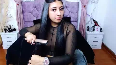 Snapshot of alejandracastr chatting on October 2025 03:52:01 PM ALEJANDRA online show from October 2025 03:52:01 PM