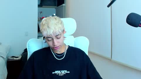 Snapshot of alex_poett chatting on November 2025 06:04:02 AM Residente0xxx online show from November 2025 06:04:02 AM