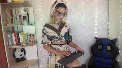 alexaavandercloude online show from March 2026 07:08:01 PM