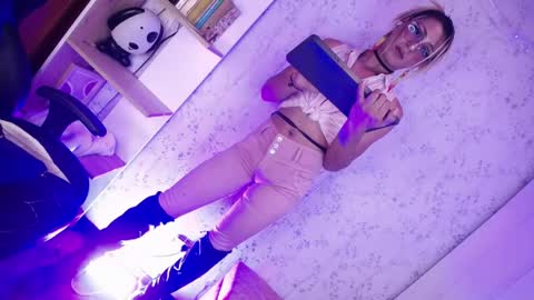 alexaavandercloude online show from April 2026 08:04:01 PM