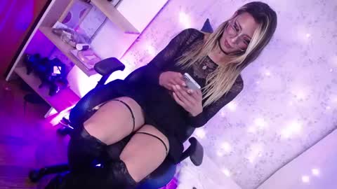 alexaavandercloude online show from April 2026 09:39:33 PM