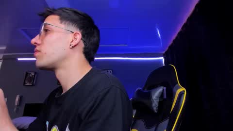 alexgiraldo__ online show from November 2025 12:16:01 PM