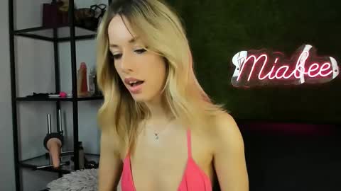 Snapshot of alexisbanx chatting on December 2025 02:54:01 PM alexisbanx online show from December 2025 02:54:01 PM